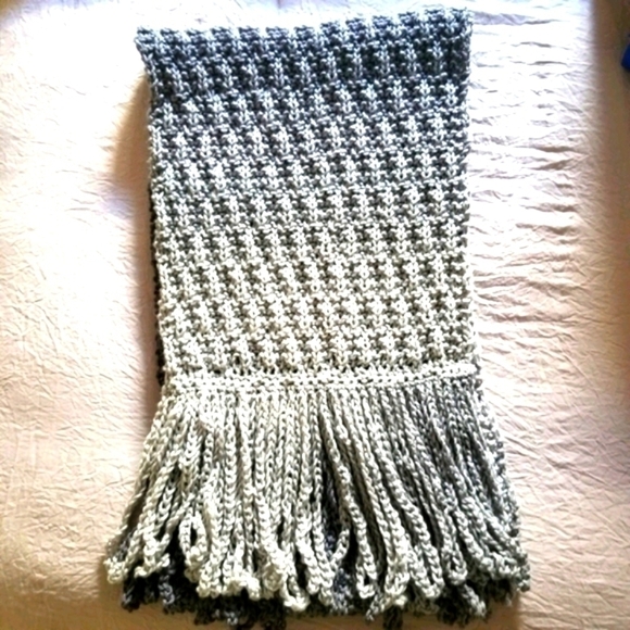 Elegant Gray Knit Scarf - Picture 5 of 7